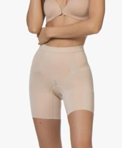Spanx® Oncore Mid-Thigh Short - Soft Nude 21 Spanx® Oncore Mid-Thigh Short - Soft Nude -Modewinkel 190509 SPANX OnCore Mid Thigh Short Soft Nude 64