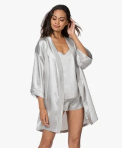 By Dariia Day Mulberry Zijden Kimono - Zilvergrijs -Modewinkel 200707 0f1c1b8b fff2 44fe a299 493a5eabbc5f