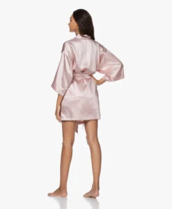 By Dariia Day Mulberry Zijden Kimono - Blush Pink -Modewinkel 200707 61e672e9 8939 4189 93f6 3d963f47eb99