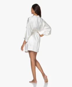 By Dariia Day Mulberry Zijden Kimono - Powder White 18 By Dariia Day Mulberry Zijden Kimono - Powder White -Modewinkel 200707 61ec1db2 fa53 4b07 b720 b9432dc36621