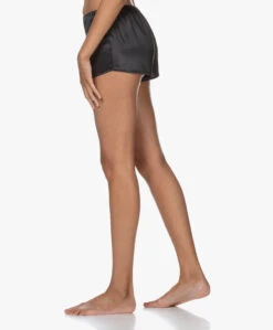 By Dariia Day Mulberry Zijden Short - Midnight Black -Modewinkel 200707 6b4cb99b 7a05 4197 a7e2 8586cf90d21f