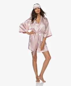 By Dariia Day Mulberry Zijden Kimono - Blush Pink -Modewinkel 200707 734f4f79 65d1 4d2c 8a8b 698696b0a6ba