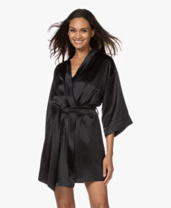 By Dariia Day Mulberry Zijden Kimono - Midnight Black -Modewinkel 200707 7f25b0c5 695a 40da bfac 3d86164294ba