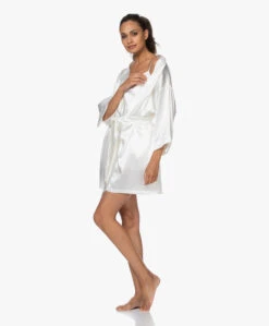 By Dariia Day Mulberry Zijden Kimono - Powder White 27 By Dariia Day Mulberry Zijden Kimono - Powder White -Modewinkel 200707 8268fc1b ee85 423e 9fc9 800b25a19c9b