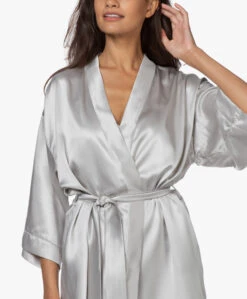 By Dariia Day Mulberry Zijden Kimono - Zilvergrijs -Modewinkel 200707 8dc2210c e48b 47ca 898a c619c9e10d17