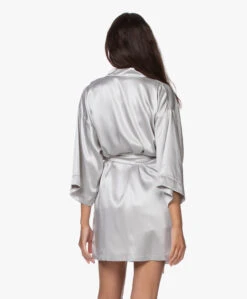 By Dariia Day Mulberry Zijden Kimono - Zilvergrijs -Modewinkel 200707 9fc4bbe4 d071 402b 9531 fcda2fc3a34d