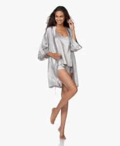 By Dariia Day Mulberry Zijden Kimono - Zilvergrijs