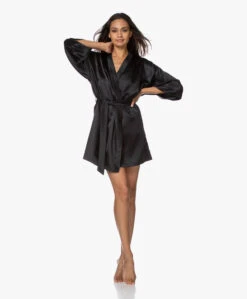 By Dariia Day Mulberry Zijden Kimono - Midnight Black -Modewinkel 200707 aa50293d edf0 4618 9bb8 019322c6ccee