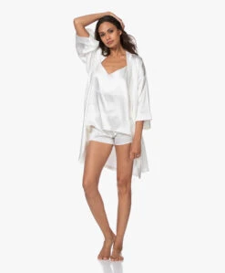 By Dariia Day Mulberry Zijden Kimono - Powder White 24 By Dariia Day Mulberry Zijden Kimono - Powder White -Modewinkel 200707 bd532951 0295 4407 9f95 9f9cd14a017f