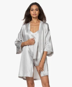 By Dariia Day Mulberry Zijden Kimono - Zilvergrijs -Modewinkel 200707 bfdc4739 d6c5 4d06 8b9b faecddc10ed3
