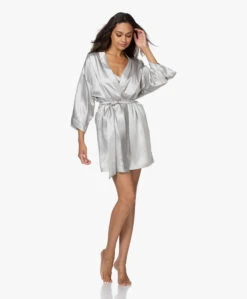 By Dariia Day Mulberry Zijden Kimono - Zilvergrijs -Modewinkel 200707 d2c296be 1ba2 4bfc ae8f 7b9fcccd0086