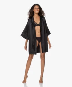 By Dariia Day Mulberry Zijden Kimono - Midnight Black -Modewinkel 200820 3c1a8789 5b2a 4b3b a636 fef5d6341c66