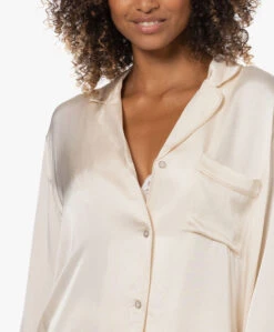 Love Stories Blue Moon Satijnen Seersucker Pyjama Blouse - Off-White -Modewinkel 220830 b6089737 2c8d 45e9 8edb d70b93f9f78d