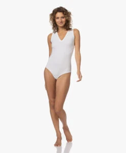 Spanx® Suit Yourself Mouwloze V-Hals Bodysuit - Wit 27 Spanx® Suit Yourself Mouwloze V-Hals Bodysuit - Wit -Modewinkel 230301 4ffe30b1 069f 4116 9928 b954b6931d6b