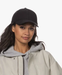 Varsity Headwear Wool Tech Pet - Zwart 15 Varsity Headwear Wool Tech Pet - Zwart -Modewinkel 230720 765e64e2 eb40 49f3 85e4 d4beef5c80e9