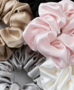 By Dariia Day Mulberry Zijden Scrunchie Medium - Powder White -Modewinkel 260f6d47 20bf 47ad a9a4 8a574ddbf459