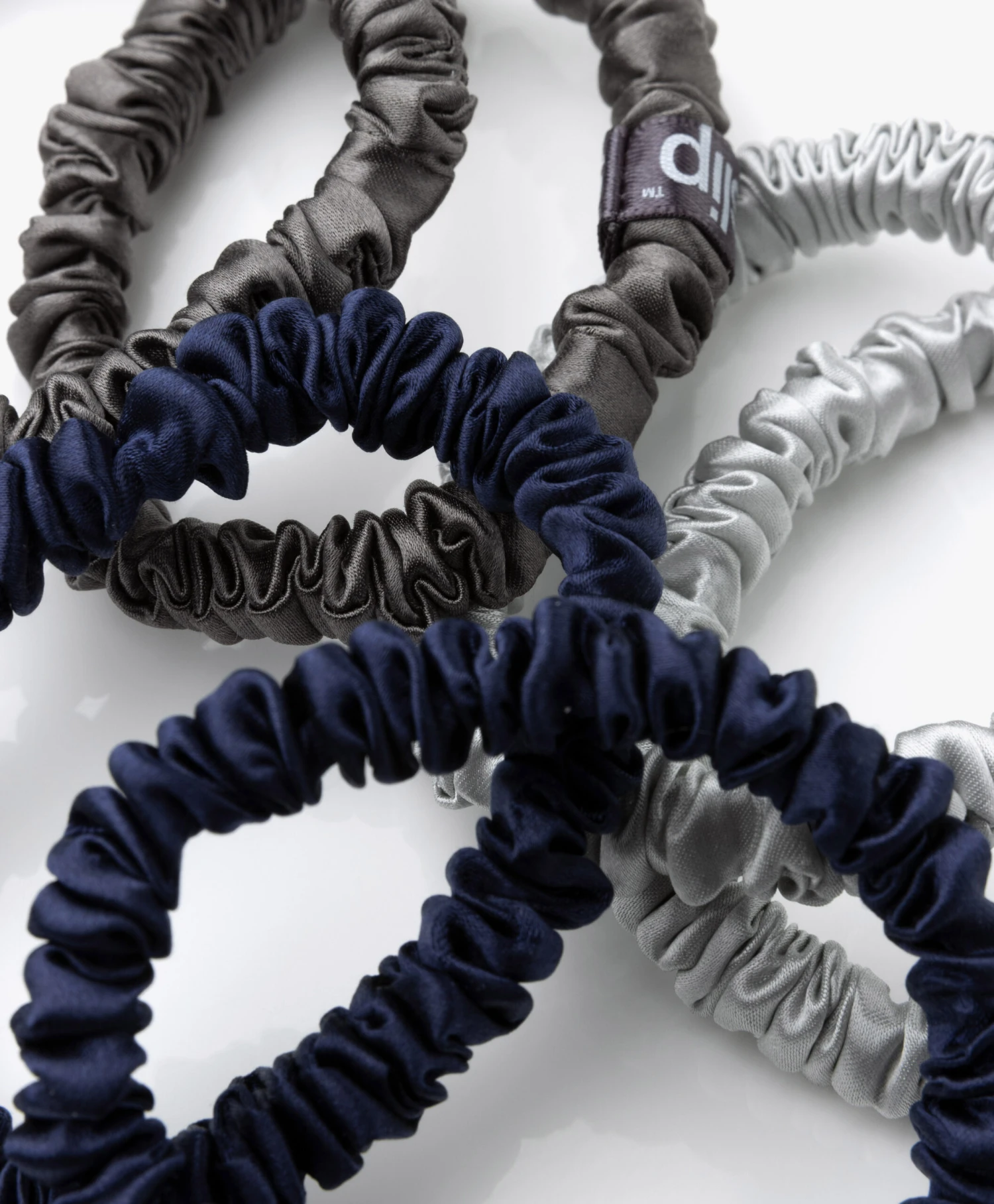 Slip™ 6-Pack Skinnies Zijden Scrunchies - Midnight 4 Slip™ 6-Pack Skinnies Zijden Scrunchies - Midnight - Afbeelding 2