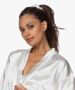 By Dariia Day Mulberry Zijden Scrunchie Medium - Powder White -Modewinkel 497dcd0d afff 41f1 97f2 7f9d294817a8