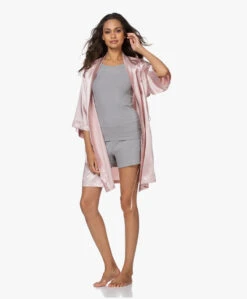 By Dariia Day Mulberry Zijden Kimono - Blush Pink -Modewinkel 64851 64855 64666 COMBI 223296.CR2 3ba861a6 eaf5 40fb b8ff e3689789c2c6