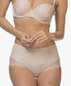 Spanx® Undie-Tectable Lace Hi-Hipster - Soft Nude 11 Spanx® Undie-Tectable Lace Hi-Hipster - Soft Nude -Modewinkel SPANX Undie tectable Lace Hi Hipster Soft Nude 57