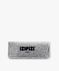 Izipizi Sun Reading #D Zonnebril Op Sterkte - Tortoise/Grijze Glazen 13 Izipizi Sun Reading #D Zonnebril Op Sterkte - Tortoise/Grijze Glazen -Modewinkel hoesje.jpg IZIPIZI SUN LetmeSee D Tortoise Soft Grey Lenses 01